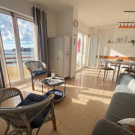 With A Sea View * プーラ