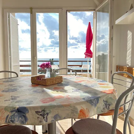 With A Sea View Apartmán *