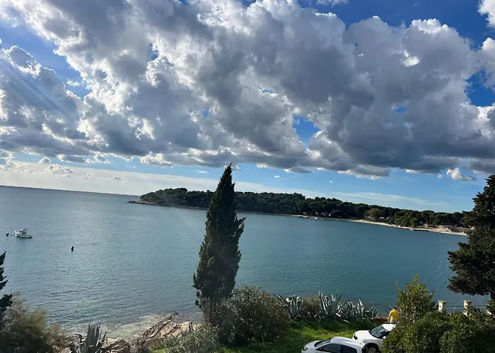 With A Sea View Pola