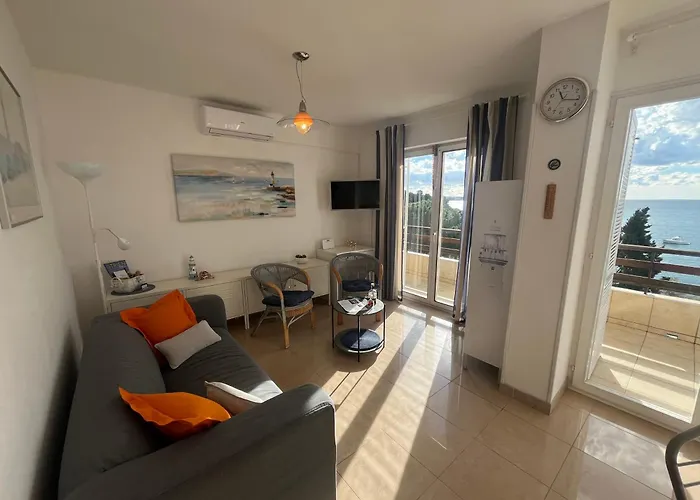 With A Sea View Pola